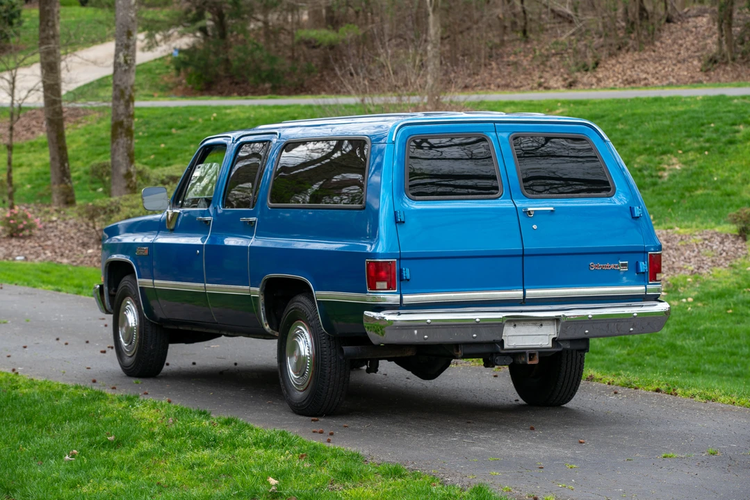 1988 GMC Suburban 7th Gen - Image 16 of 31