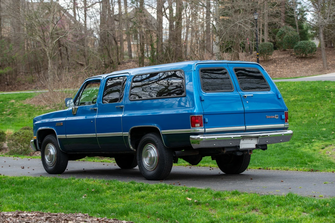 1988 GMC Suburban 7th Gen - Image 19 of 31