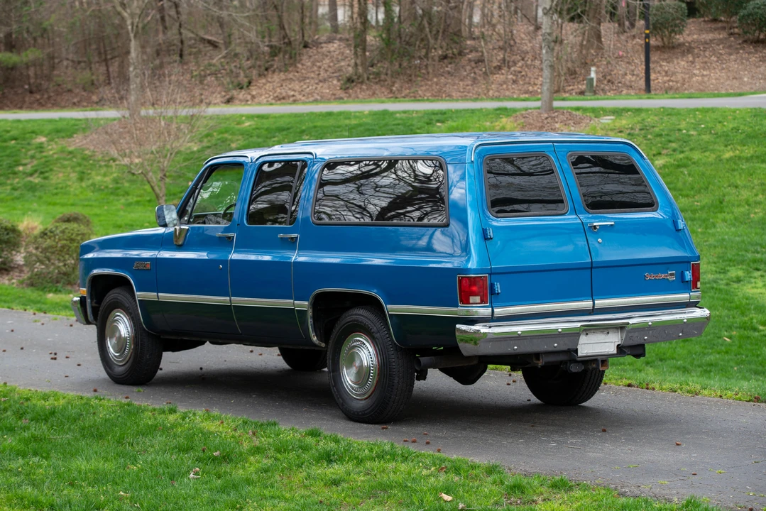 1988 GMC Suburban 7th Gen - Image 17 of 31
