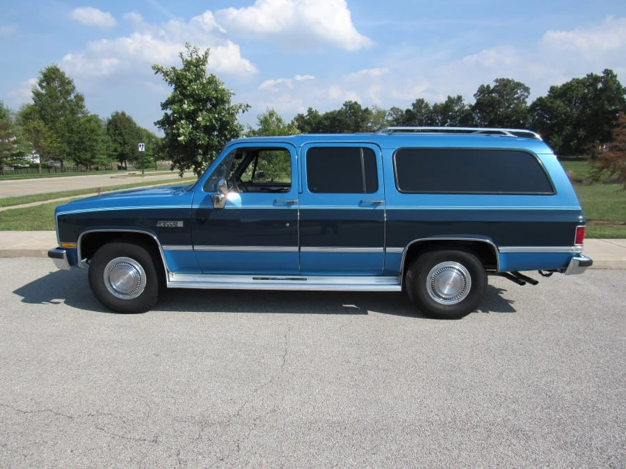 1988 GMC Suburban 7th Gen - Image 2 of 8