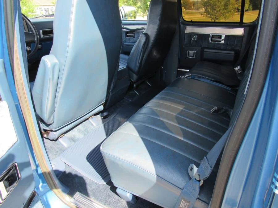 1988 GMC Suburban 7th Gen - Image 5 of 8