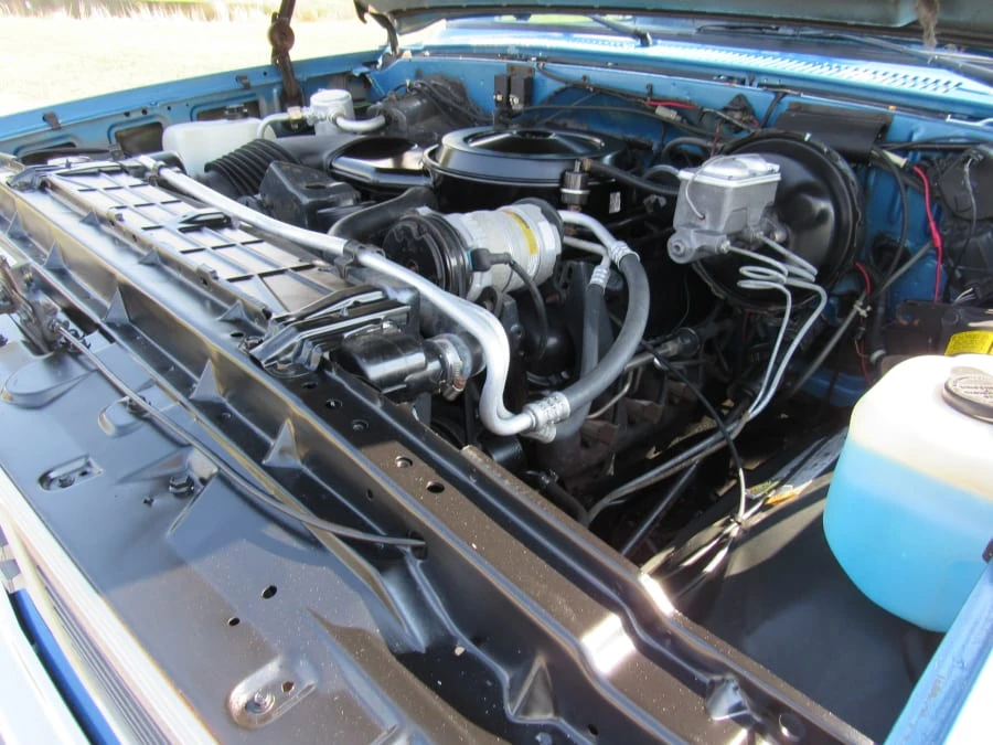 1988 GMC Suburban 7th Gen - Image 7 of 8
