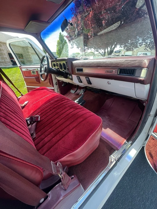 1988 GMC Suburban 7th Gen - Image 11 of 14