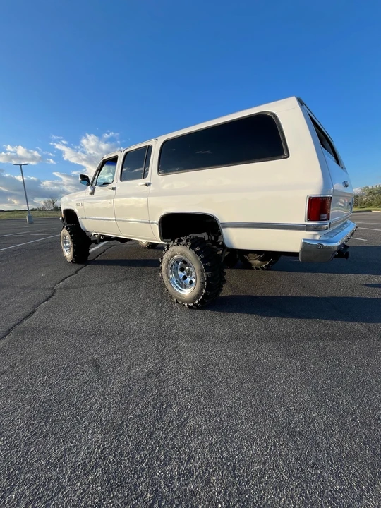 1988 GMC Suburban 7th Gen - Image 9 of 14