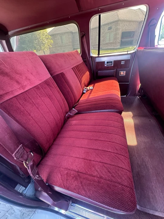 1988 GMC Suburban 7th Gen - Image 12 of 14
