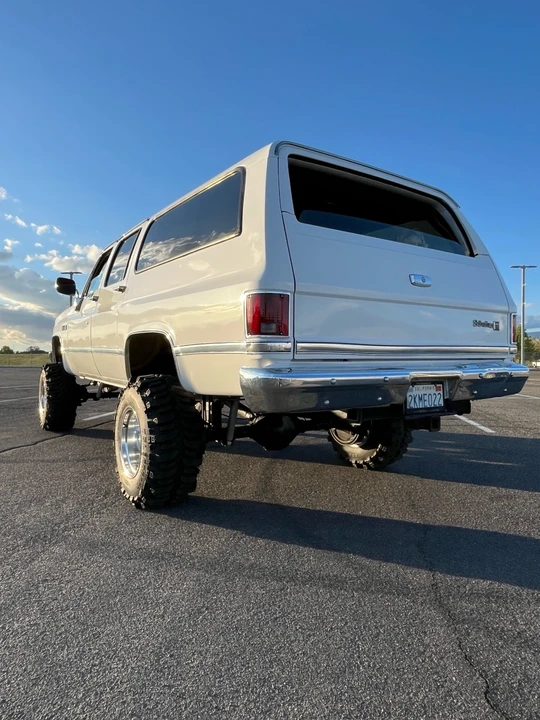 1988 GMC Suburban 7th Gen - Image 8 of 14