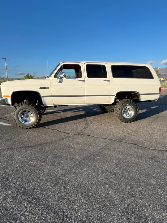 1988 GMC Suburban 7th Gen - Image 2 of 14