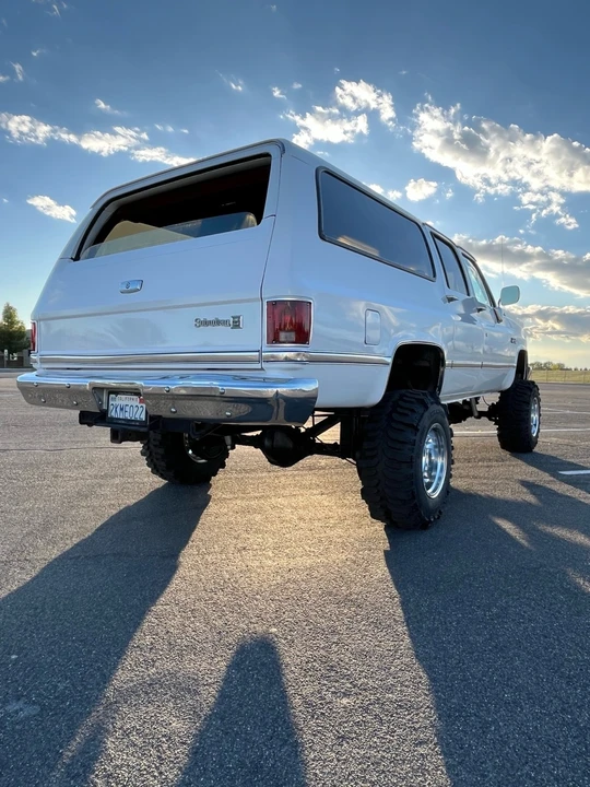1988 GMC Suburban 7th Gen - Image 7 of 14
