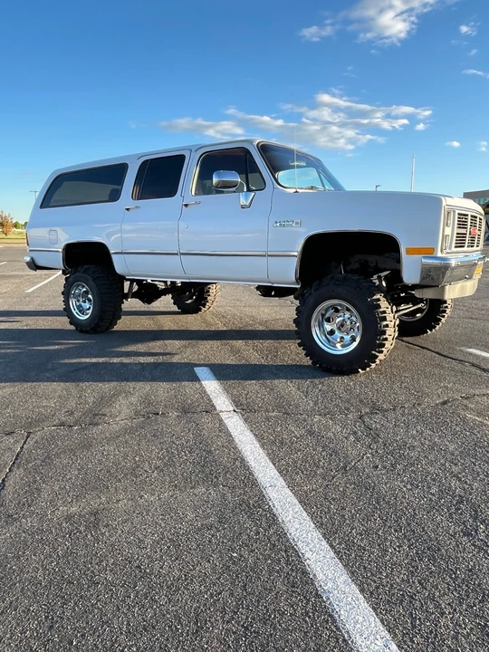 1988 GMC Suburban 7th Gen - Image 5 of 14