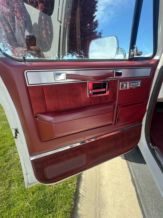 1988 GMC Suburban 7th Gen - Image 10 of 14
