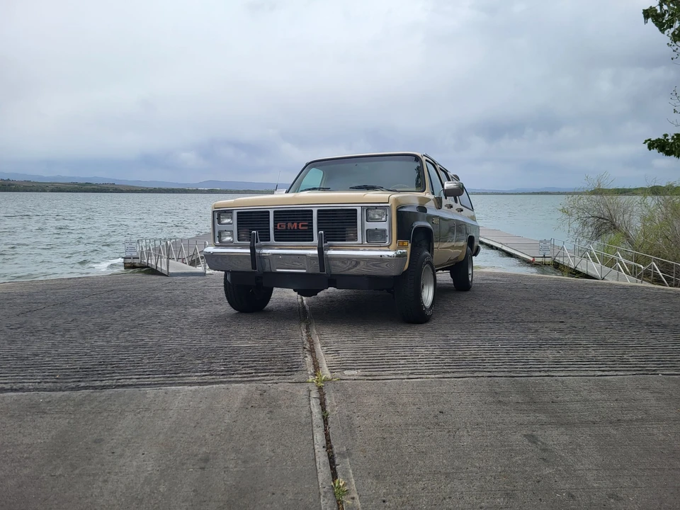 1988 GMC Suburban 7th Gen - Image 25 of 31