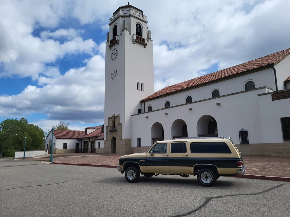1988 GMC Suburban 7th Gen - Image 11 of 31