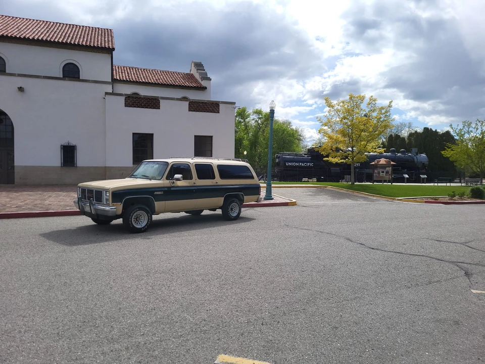 1988 GMC Suburban 7th Gen - Image 6 of 31