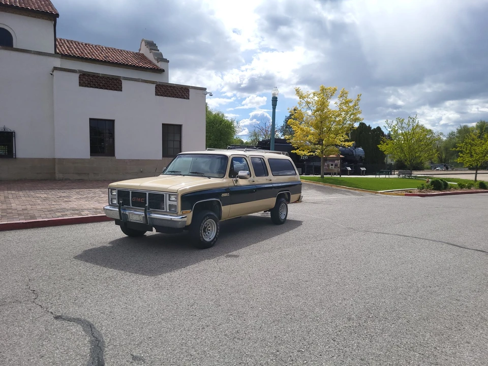 1988 GMC Suburban 7th Gen - Image 5 of 31