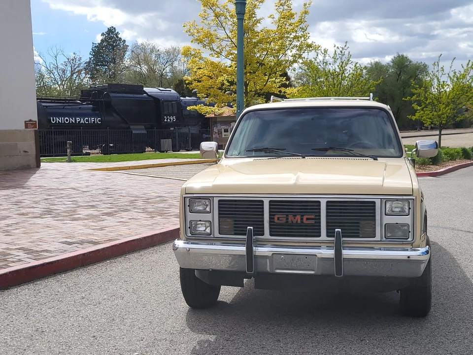 1988 GMC Suburban 7th Gen - Image 22 of 31