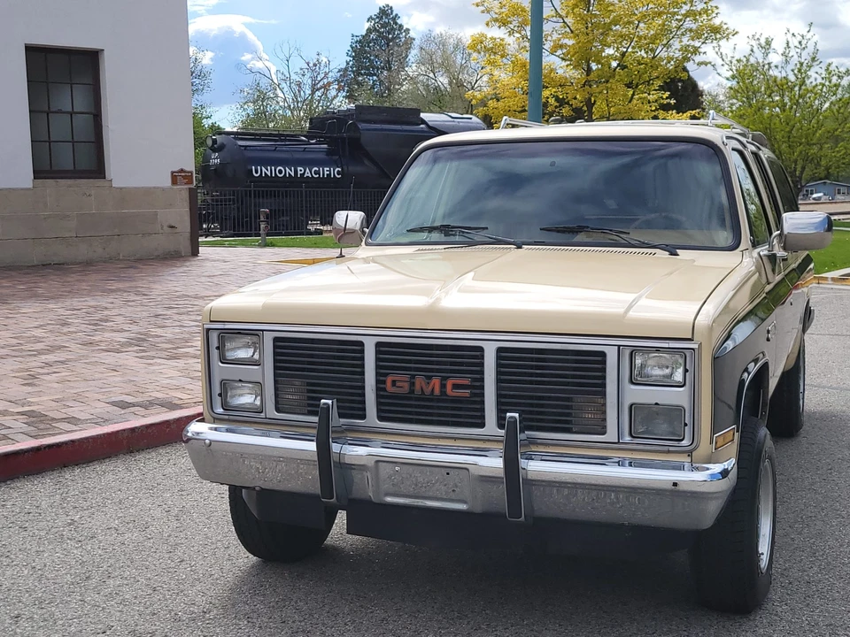 1988 GMC Suburban 7th Gen - Image 2 of 31