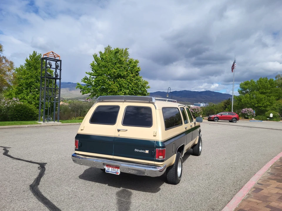 1988 GMC Suburban 7th Gen - Image 18 of 31