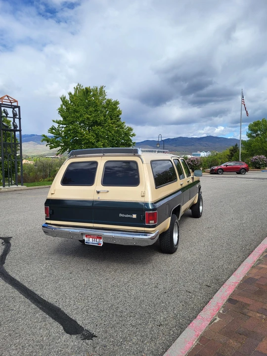 1988 GMC Suburban 7th Gen - Image 19 of 31