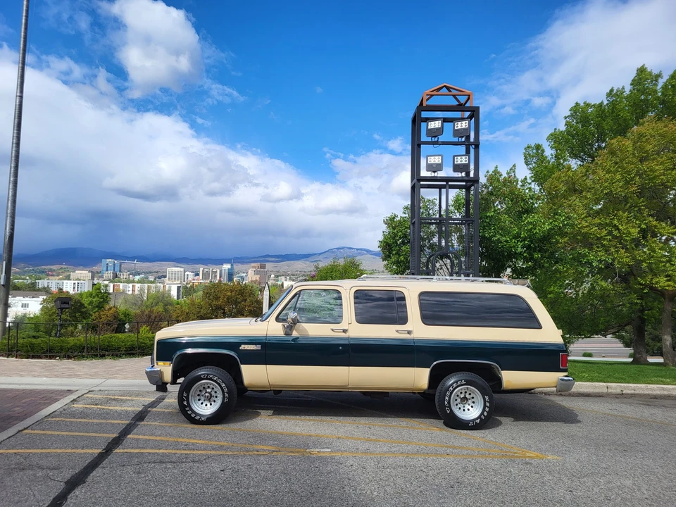 1988 GMC Suburban 7th Gen - Image 8 of 31