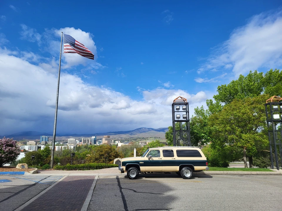 1988 GMC Suburban 7th Gen - Image 7 of 31