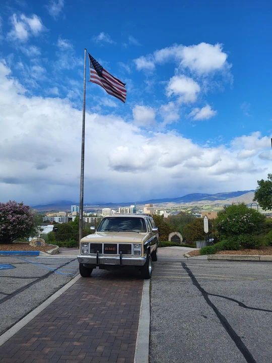 1988 GMC Suburban 7th Gen - Image 3 of 31