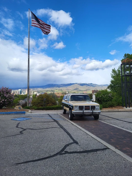 1988 GMC Suburban 7th Gen - Image 21 of 31