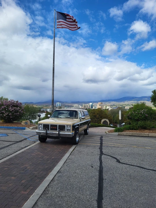 1988 GMC Suburban 7th Gen - Image 4 of 31