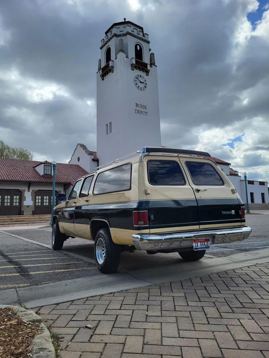 1988 GMC Suburban 7th Gen - Image 14 of 31