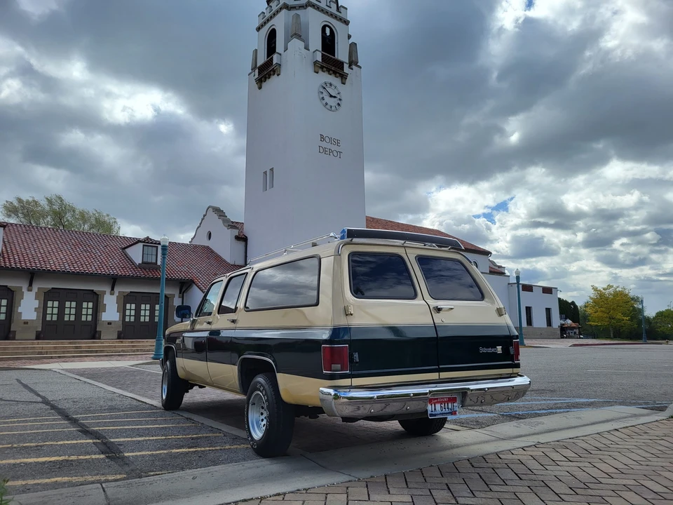 1988 GMC Suburban 7th Gen - Image 15 of 31