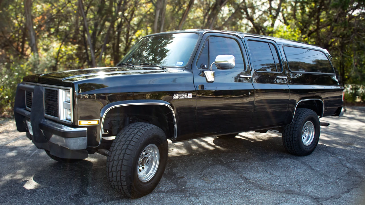 1988 GMC Suburban 7th Gen - Image 2 of 31