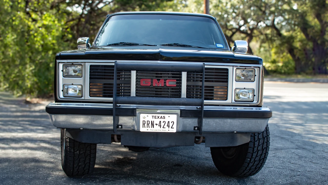 1988 GMC Suburban 7th Gen - Image 8 of 31