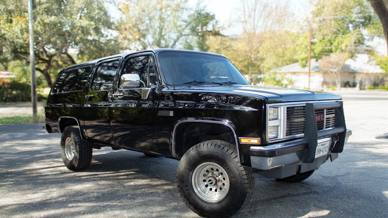 1988 GMC Suburban 7th Gen - Image 10 of 31