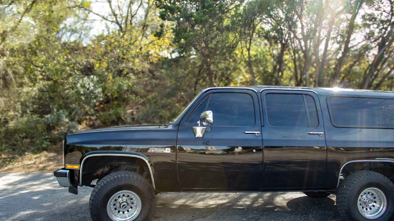 1988 GMC Suburban 7th Gen - Image 19 of 31