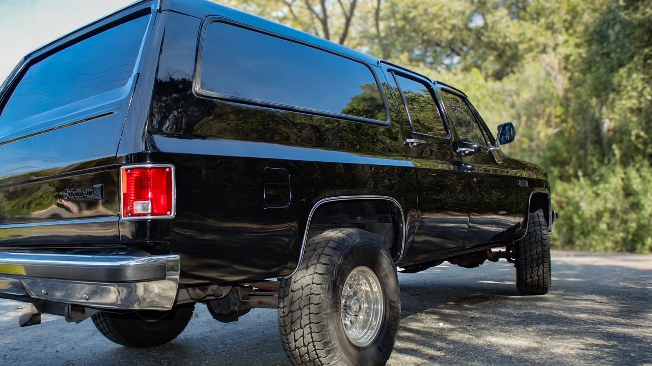 1988 GMC Suburban 7th Gen - Image 25 of 31