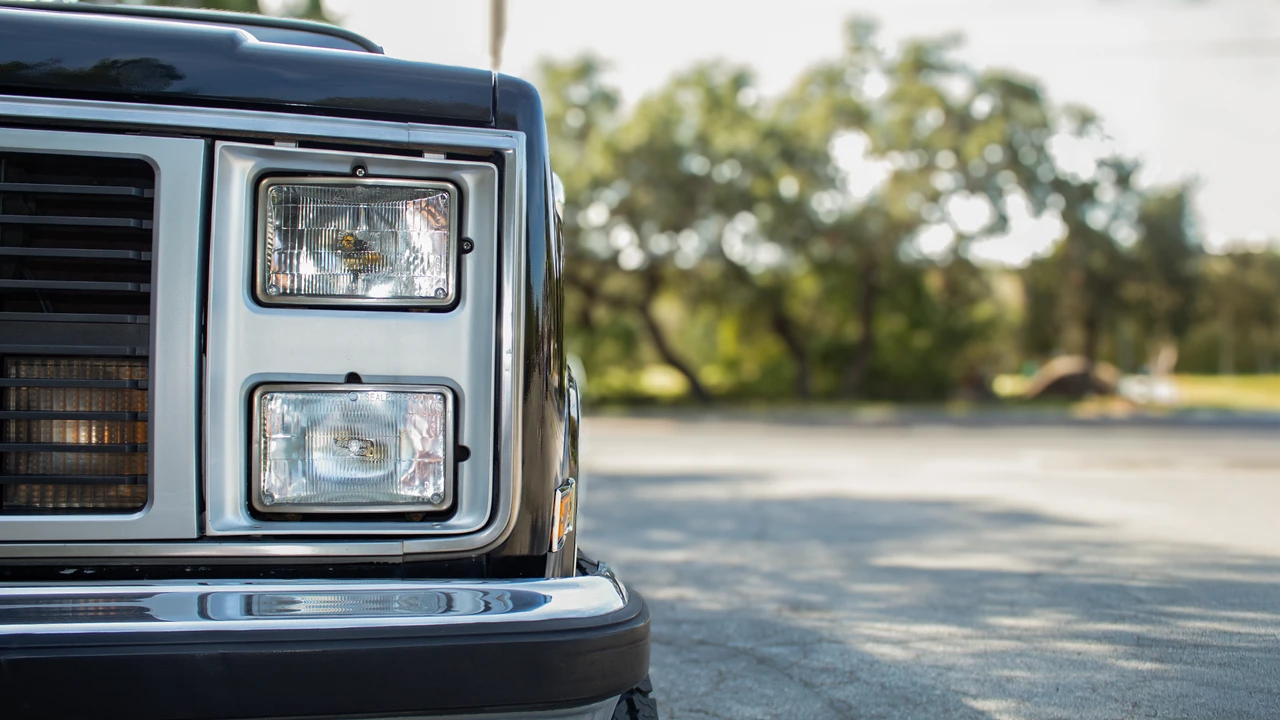 1988 GMC Suburban 7th Gen - Image 28 of 31