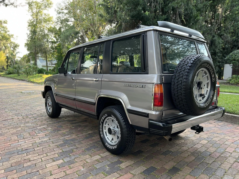 1988 Isuzu Trooper - Image 9 of 31