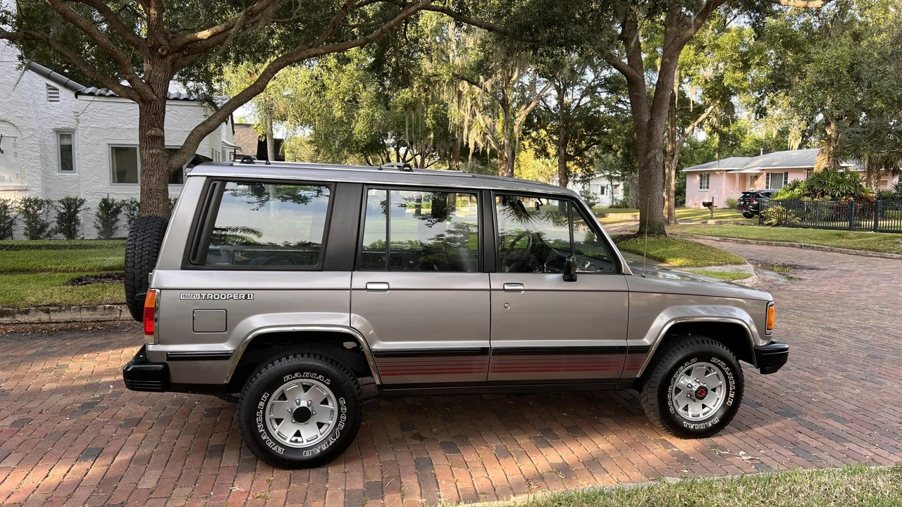 1988 Isuzu Trooper - Image 14 of 31