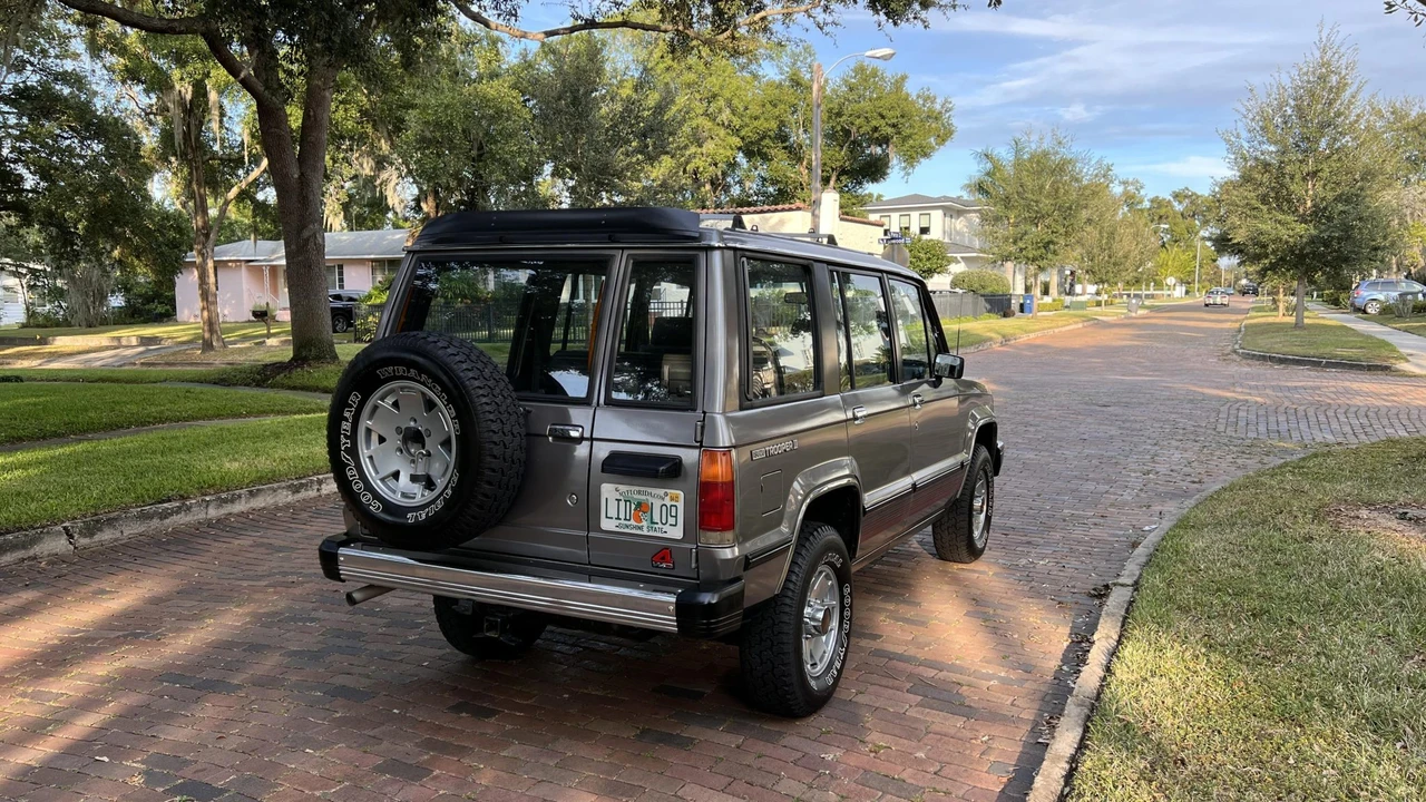 1988 Isuzu Trooper - Image 12 of 31