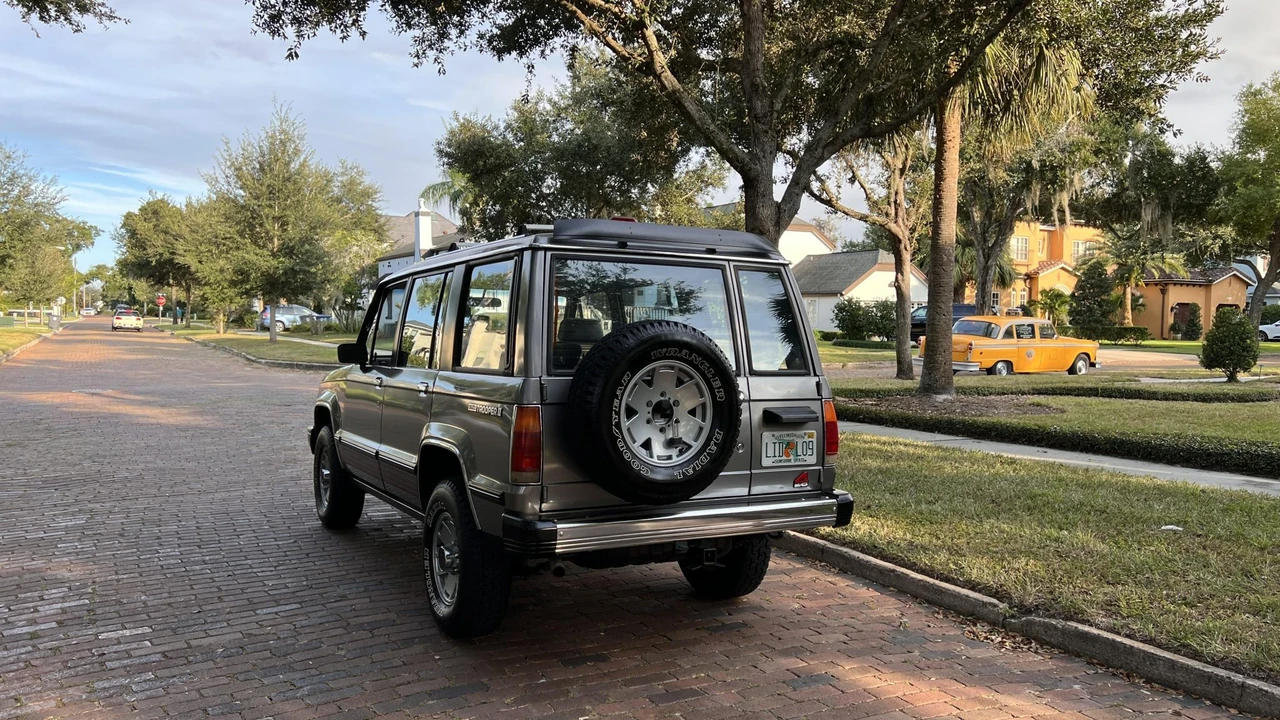 1988 Isuzu Trooper - Image 10 of 31