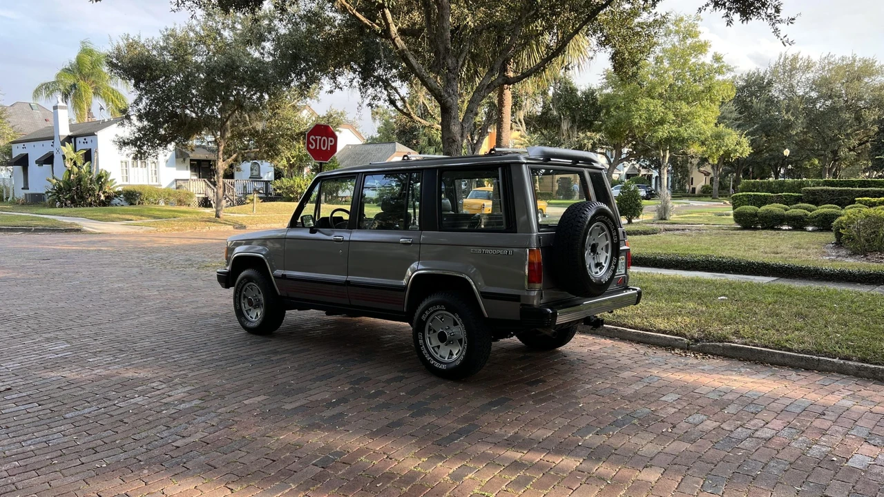 1988 Isuzu Trooper - Image 8 of 31