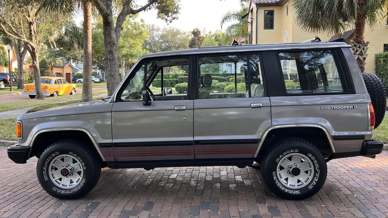 1988 Isuzu Trooper - Image 7 of 31