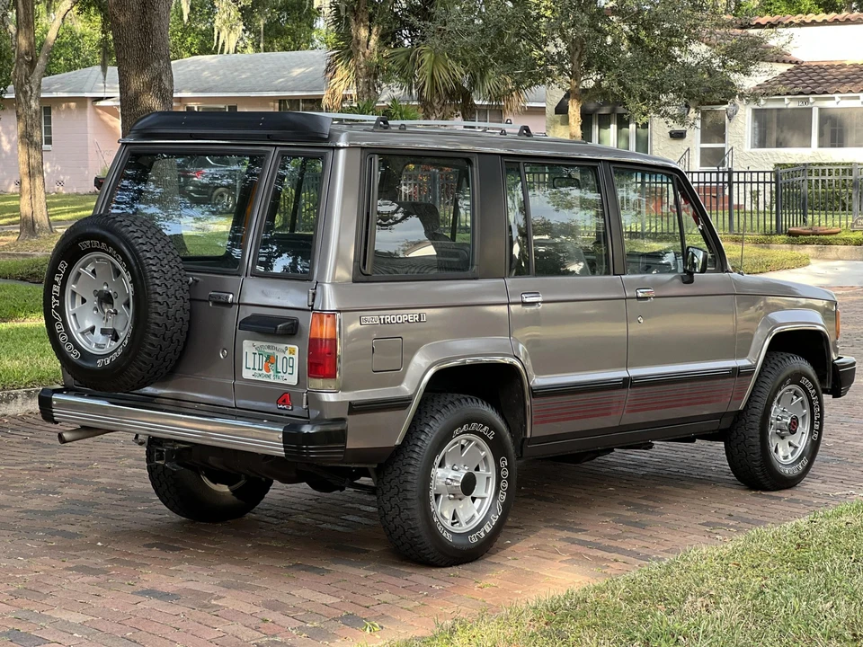 1988 Isuzu Trooper - Image 13 of 31