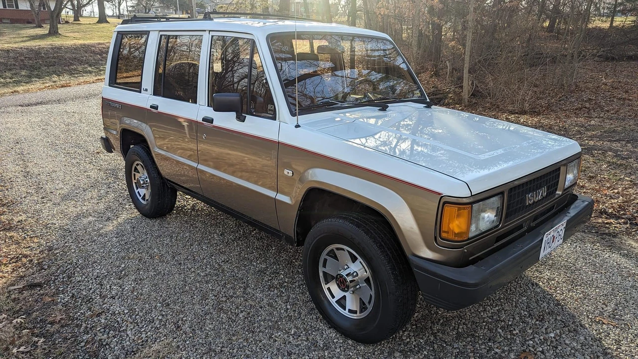1988 Isuzu Trooper - Image 2 of 31