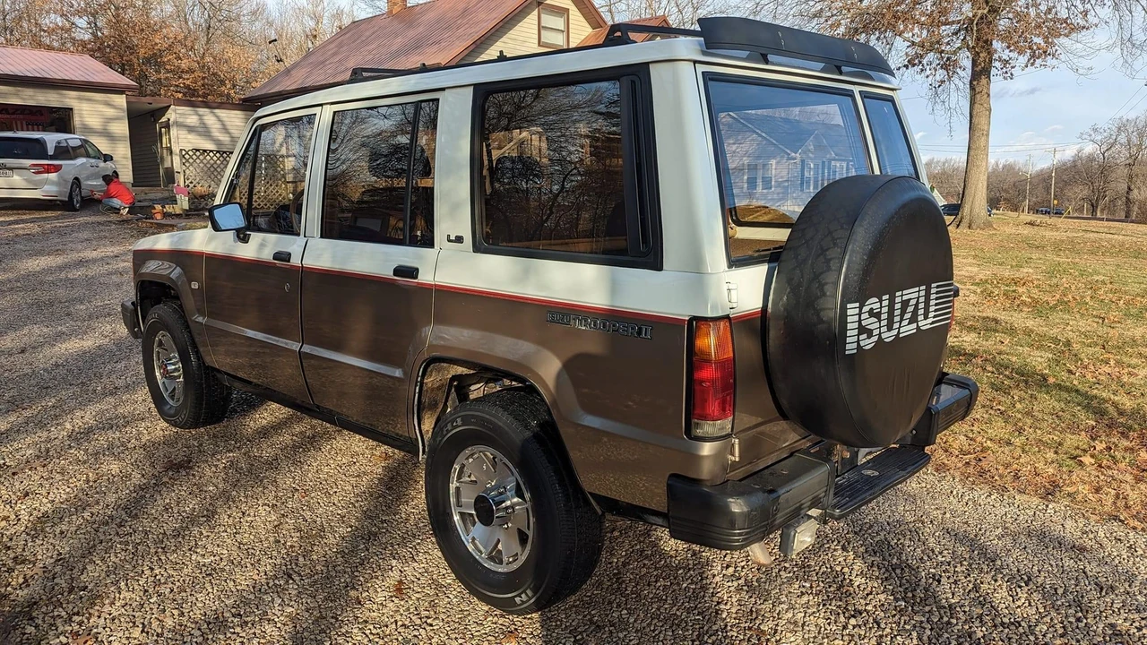 1988 Isuzu Trooper - Image 9 of 31