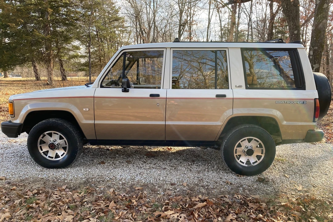 1988 Isuzu Trooper - Image 10 of 31