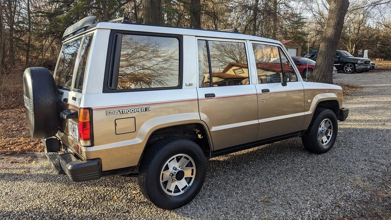 1988 Isuzu Trooper - Image 5 of 31