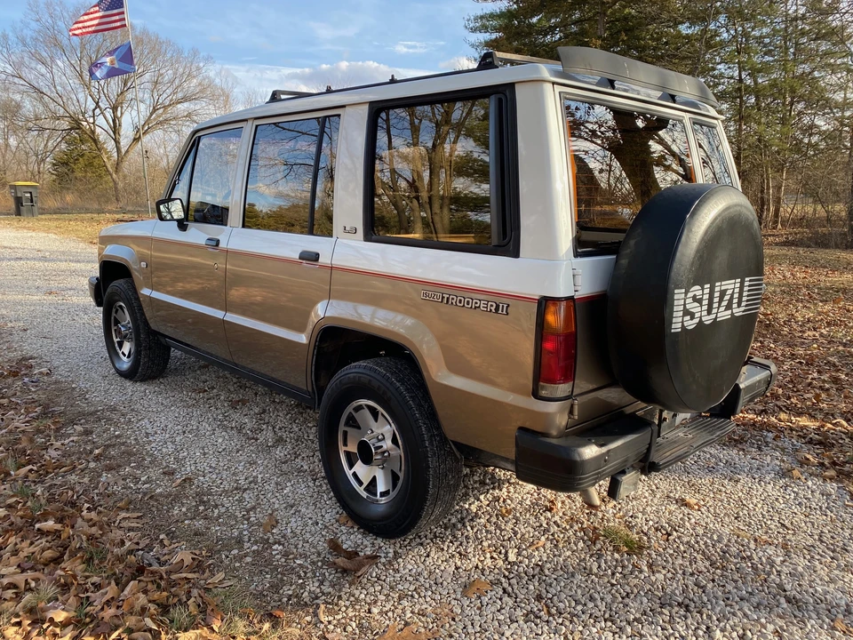 1988 Isuzu Trooper - Image 8 of 31