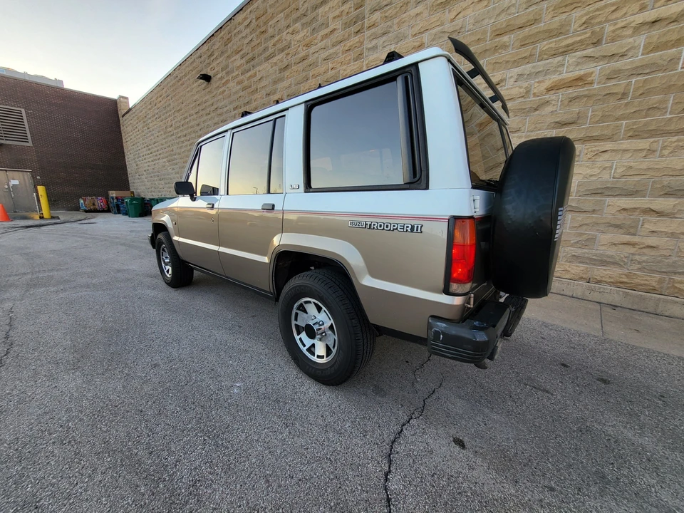 1988 Isuzu Trooper - Image 14 of 31