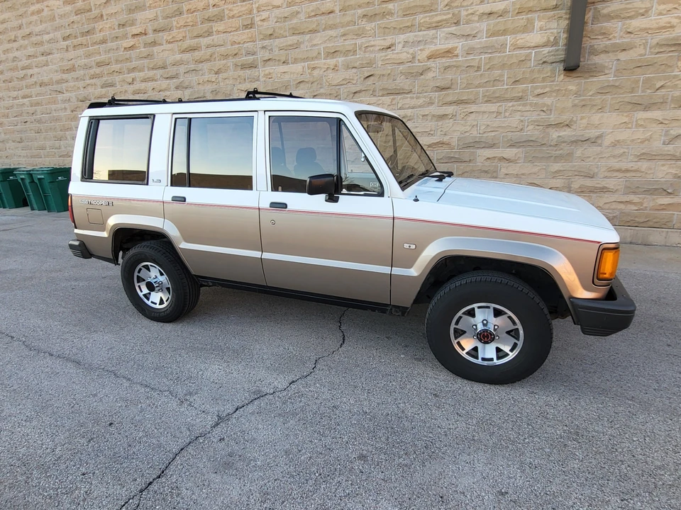 1988 Isuzu Trooper - Image 8 of 31