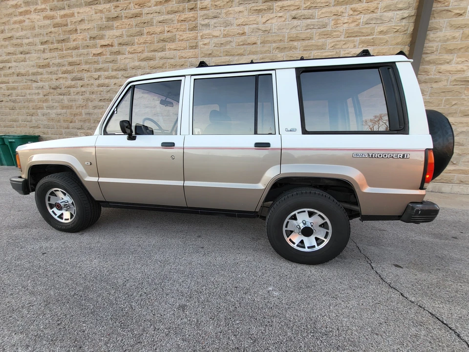 1988 Isuzu Trooper - Image 15 of 31